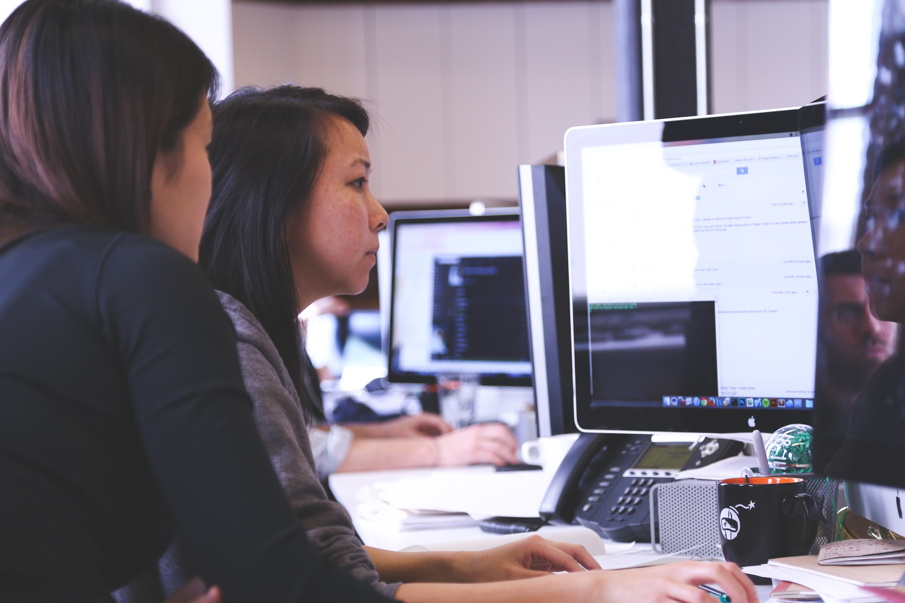 Deux femmes qui travaillent sur des ordinateurs